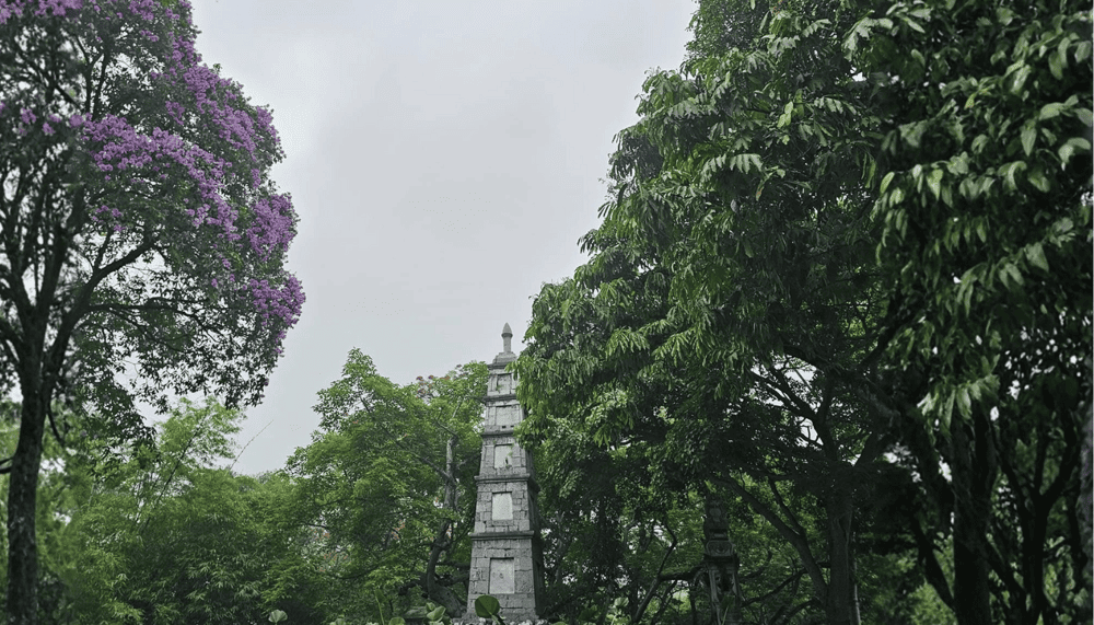 Pen Tower is a 9-meter high stone tower built in 1864 on Doc Ton Mountain with the top of the tower shaped like an upside down brush pen (Source: Fanpage Đền Ngọc Sơn và khu vực hồ Hoàn Kiếm)